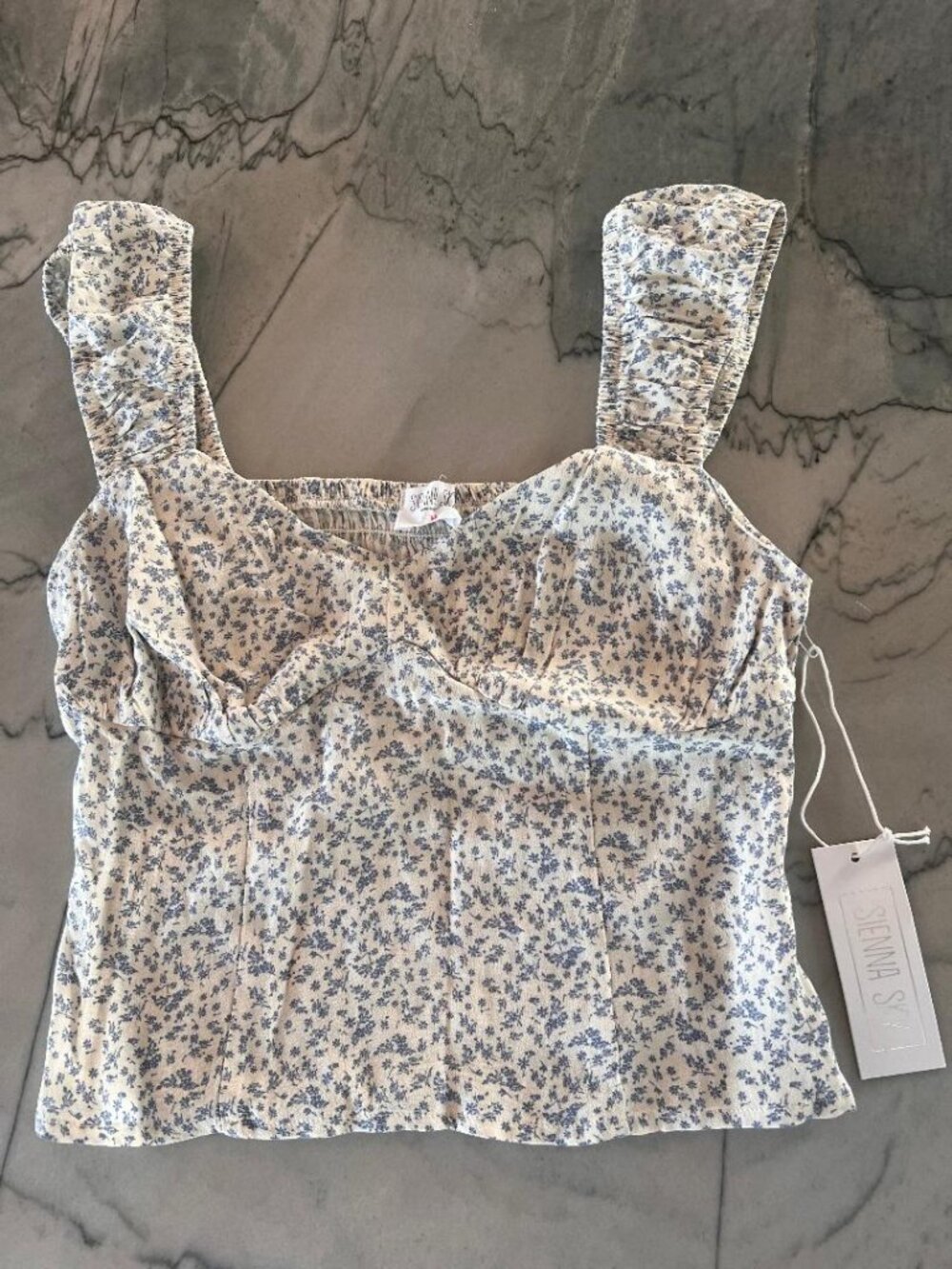 NWT- Sienna Sky Cream & White Top Size Medium